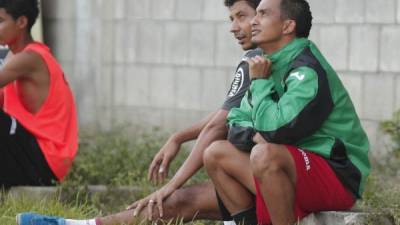 Mario Berríos junto a Mauricio Sabillón en la práctica del Marathón de este jueves.