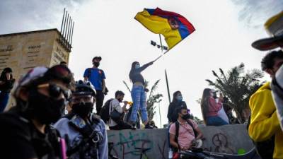 Manifestantes salen a la calle en Bogotá. En el marco de las protestas se han producido violentos enfrentamientos contra las fuerzas del orden, lo que ha dejado decenas de fallecidos.