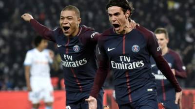 Edinson Cavani y Kylian Mbappé celebrando el tercer gol del PSG contra el Marsella marcado por el uruguayo. Foto EFE