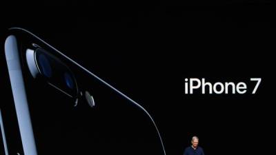 Tim Cook, presidente ejecutivo de Apple durante la presentación. A sus espaldas aparece el iPhone 7 Plus, de doble cámara.