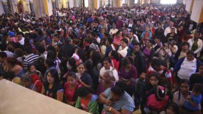 Cientos de feligreses en la misa ayer en la capital.