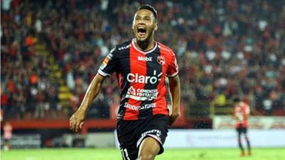 Alex López celebrando su golazo con Alajuelense frente al San Carlos.