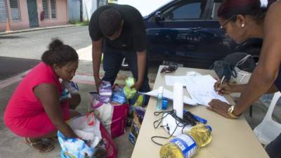 Residentes de la isla de Guadalupe donan comida. Los isleños, que recién aguantaron el paso del huracán Irma, esperan ahora un segundo embate, esta vez del Huracán José.