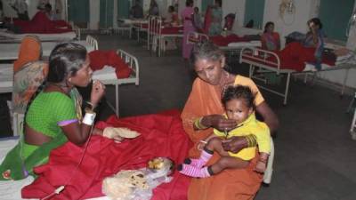 Víctimas de las operaciones de esterilización descansan en un hospital en Bilaspur, Chattisgarh (India) hoy, miércoles 12 de noviembre de 2014. Ya son once las mujeres fallecidas tras someterse al programa de esterilización, practicado a un total de 83 mujeres en un campamento de planificación familiar gubernamental en Pedi. EFE