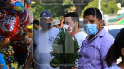 Cientos de hondureños salieron este domingo a comprar flores y otros presentes a los emprendedores del mercado Guamilito de San Pedro Sula.