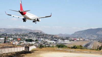 Gobierno demanda bajar precio a boletos aéreos dentro de la región.