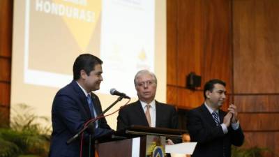 El presidente Juan Orlando Hernández junto a Roque Rivera (cen.), de Ahiba, y Sergio Amaya (der.), de Convivienda.