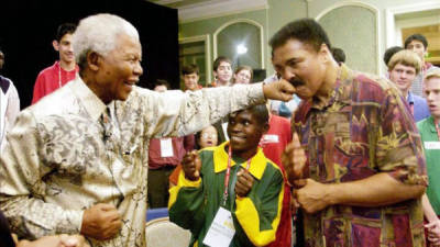 El legendario exboxeador Mohamed Alí rindió hoy tributo al expresidente de Sudáfrica Nelson Mandela, fallecido a los 95 años, al que consideró un hombre que enseñó al mundo lo que es 'el perdón a gran escala' y que ahora 'es libre para siempre'.