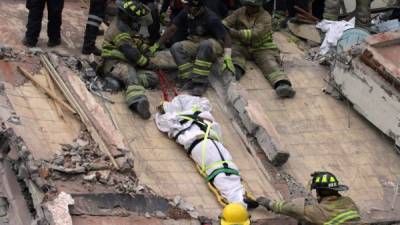 'Si un edificio fue construido para resistir terremotos, de acuerdo con las estándares apropiados, entonces cuando pega (el movimiento telúrico) no se convierte en un desastre.' dijo el experto./ Foto AFP / Victor GALINDO