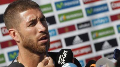 El jugador de la selección española Sergio Ramos atiende a los medios a su llegada a la concentración del combinado nacional.