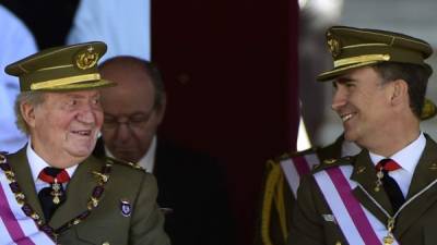 El Rey Juan Carlos conversa con el Príncipe de Asturias, hoy en el Monasterio de San Lorenzo de El Escorial (Madrid), donde el Monarca ha presidido la solemne ceremonia militar de la Orden de San Hermenegildo.