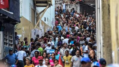 Los venezolanos se volcaron a ejercer su derecho al voto, pese a la confusión implantada por el Gobierno oficialista al cambiar los centros de votación a último momento.