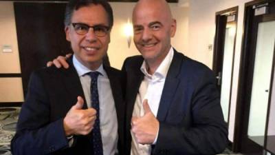 José Ernesto Mejía junto a Gianni Infantino, nuevo presidente de la FIFA.