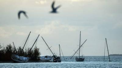 BAR01 OPA-LOCKA (ESTADOS UNIDOS) 12/09/2017.- Vista de unos barcos tras el paso del huracán Irma en los Cayos de Florida, en Opa-Locka, Estados Unidos, 11 de septiembre de 2017. EFE/Matt McClain **POOL**