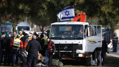 Las fuerzas de seguridad israelíes y el personal de emergencia se reúnen en el lugar del atentado.