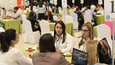 Acción. Empresarios y altos ejecutivos de empresas dieron a conocer sus productos y servicios en la octava edición de la rueda. Foto: Yoseph Amaya.