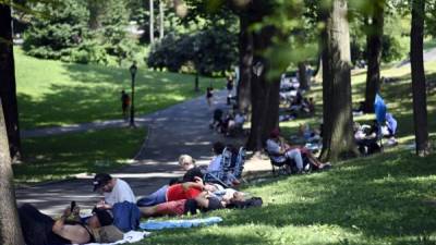 Muchas personas van a los parques por el calor.