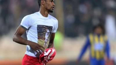 Jerry Bengtson portó una camiseta con la foto de Arnold Peralta y la mostró tras marcar un gol para triunfo del Persepolis.