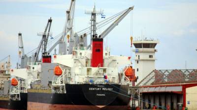 Un buque descargando contenedores en el muelle uno de Puerto Cortés