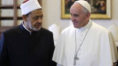 El imán Ahmed al Tayeb de la mezquita Al Azhar de El Cairo visitó este lunes al Papa. AFP