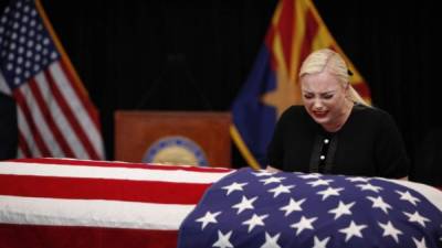 Arizona despidió hoy al senador John McCain en una solemne ceremonia en el Capitolio del Estado, liderada por el gobernador Doug Ducey y la familia del fallecido 'héroe estadounidense'.