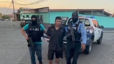 Fotografía muestra el momento en que el sospechoso de portar armas fue trasladado de San Antonio a la jefatura municipal de La Entrada, Copán.