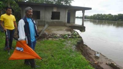 Unas seis viviendas fueron destruidas por las recientes crecidas del río Aguán, que desde que fue desviado hace siete años se unió al río Chapagua o Agua Amarilla.