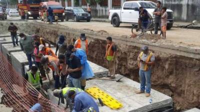 Foto de archivo de obreros de la construcción.