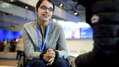 Nujeen Mustafa, una joven siria de 17 años, habla con un periodista sobre su autobiografía, 'Nujeen' durante la Feria del Libro de Fráncfort, Alemania, hoy, 20 de octubre de 2016.