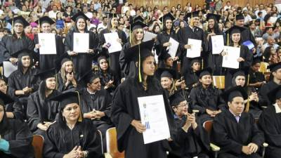Los profesionales al recibir su diploma de graduados de la Unah.