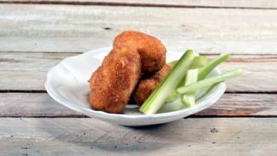 Sirva las croquetas de brócoli con palitos de apio.