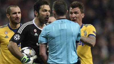 Buffon le reclamó fuerte al árbitro inglés Michael Oliver. Foto AFP