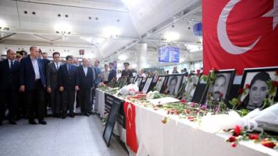 Autoridades turcas recorren el aeropuerto de Estambul en donde se erigió una exhibición conmemorativa de las victimas del ataque terrorista.