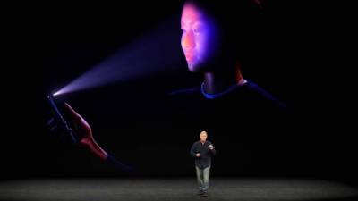 La tecnología de reconocimiento facial de Apple, conocida como Face ID, fue presentada en el 2017, incorporada en el iPhone X lanzado ese año.