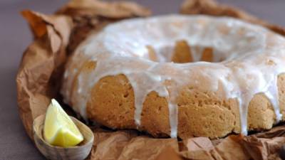 Verter el glaseado sobre la rosca de limón.