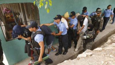 En la casa donde estaban los menores decomisaron armas, drogas, chalecos antibalas y municiones.