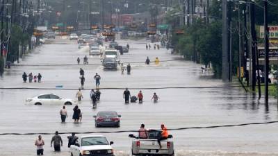 Las inundaciones sin precedentes provocadas por la tormenta Harvey, que ha causado al menos seis muertos, aisló parcialmente a Houston, la cuarta ciudad más grande de Estados Unidos, con el cierre de dos aeropuertos y el corte de sus principales vías.