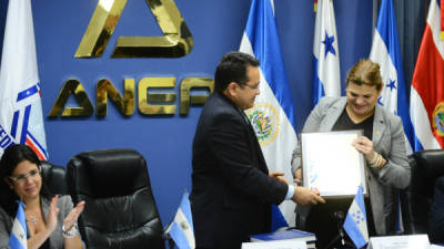 Aline Flores recibió un reconocimiento por su labor al frente de la Fedepricap. / Cortesía El Diario de Hoy