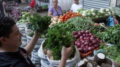 Variedades de puestos de frutas y vegetales en los mercados sampedranos. Foto: Amílcar Izaguirre
