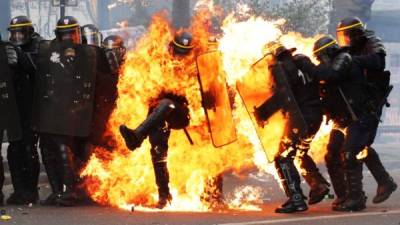 Los policías franceses anti-disturbios resultaron envueltos en llamas mientras se enfrentaban a los manifestantes durante una marcha del Día de los Trabajadores.