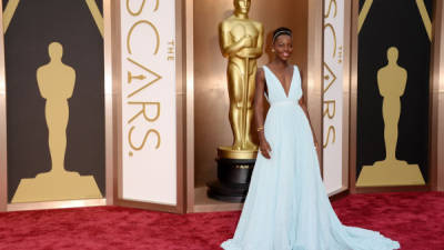 La actriz keniana nacida en México Lupita Nyong'o durante la alfombra roja de los Oscar.