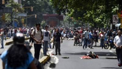 Venezolanos cansados de la crisis en el país intentaban llegar al palacio presidencial. AFP