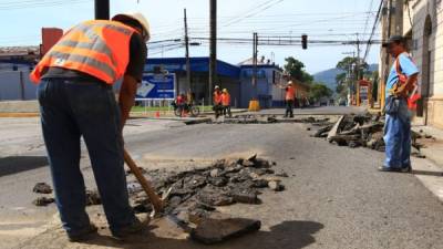 Los trabajos de reparación se desarrollan esta mañana en la 7 calle, 7 avenida del barrio Lempira.