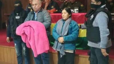 Presidenta del Tribunal Supremo Electoral, María Eugenia Choque, y el vipresidente, Antonio Costas, que había renunciado, detenidos por la policía de Bolivia.