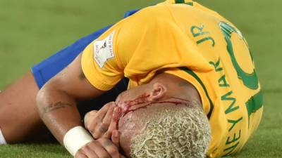 El delantero Neymar recibió un tremendo codazo por parte de Yasmani Duk de Bolivia en lo que fue el 5-0 de los brasileños sobre los bolivianos. FOTO AFP.