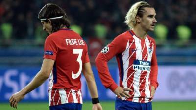 Filipe Luis y Antoine Griezmann, cabizbajos tras empatar contra el Qarabag. Foto AFP