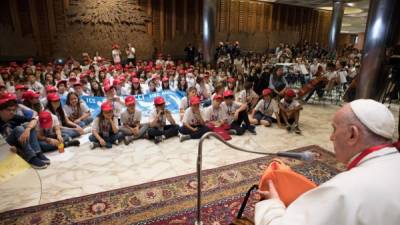 El Papa llamó valientes a los niños y oró junto a ellos. AFP