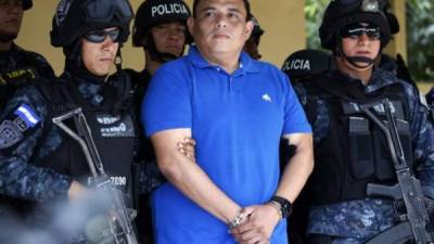 El policía hondureño Wilmer Carranza al momento de ser presentado tras su captura.