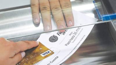 Visa y MasterCard son las empresas que procesan las transacciones que se efectúen cuando se gasta en su tarjeta de crédito, débito o de prepago.