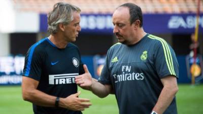 Rafa Benítez se saluda con el técnico del Inter de Milán Roberto Macini, en China.